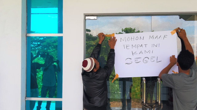 Tukang bangunan menyegel bangunan Puskesmas yang sudah mereka kerjakan, Selasa (2/4). Foto: Wiwid Abid Abadi/kendarinesiaid