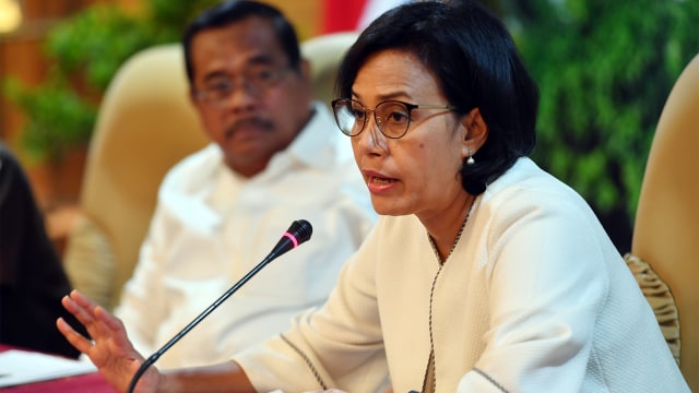 Menteri Keuangan Sri Mulyani Indrawati (kanan) dan Jaksa Agung M. Prasetyo memberi keterangan pers tentang hasil putusan gugatan persidangan internasional. Foto: ANTARA FOTO/Indrianto Eko Suwarso