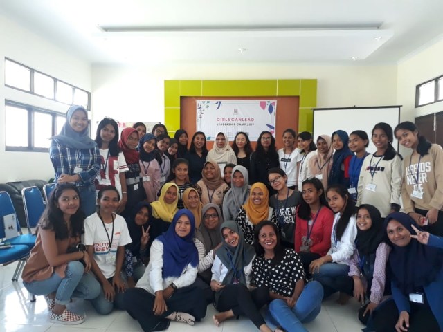 Foto bersama peserta leadership camp dengan narasumber (31/3). Dok Lentera Maluku 