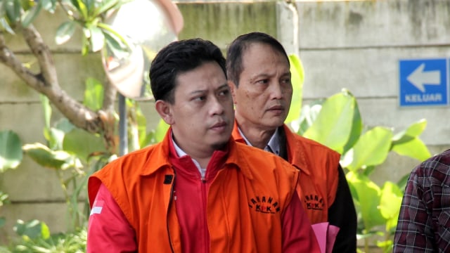 Bupati Cianjur nonaktif Irvan Rivano Muchtar (tengah), tiba di gedung KPK untuk menjalani pemeriksaan, Selasa (2/4). Foto: Jamal Ramadhan/kumparan