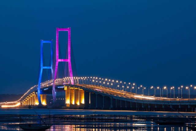 com-Jembatan Suramadu. Foto: Shutterstock