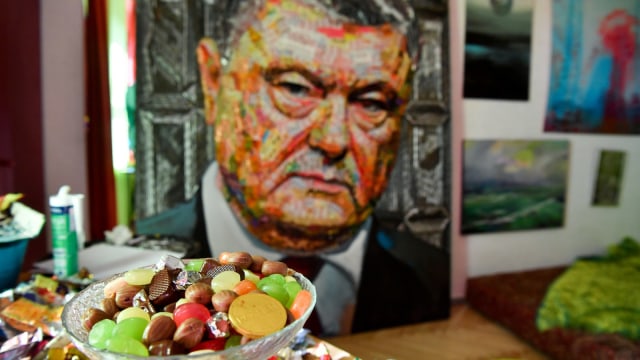 Potret lukisan Presiden Ukraina Petro Poroshenko terbuat dari bungkus permen dan peluru yang dibuat oleh seniman Daria Marchenko di Kiev, Ukraina. Foto: AFP/Sergei SUPINSKY