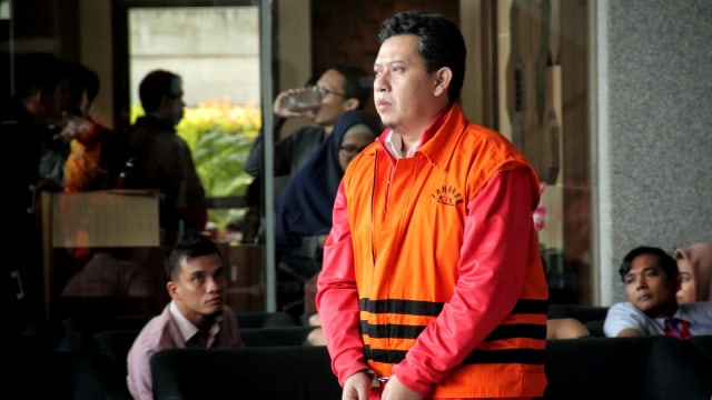 Bupati Cianjur nonaktif Irvan Rivano Muchtar, usai diperiksa KPK, Selasa (2/4). Foto: Jamal Ramadhan/kumparan