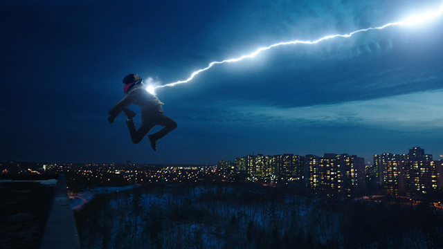 Billy tersambar petir sebelum berubah menjadi superhero Foto: Warner Bros.