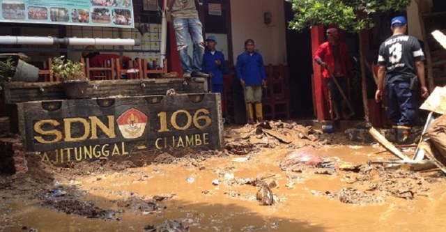 Kondisi SDN Aji Tunggal, Kota Bandung, pascadilanda banjir. (Foto-foto: Iman Herdiana)