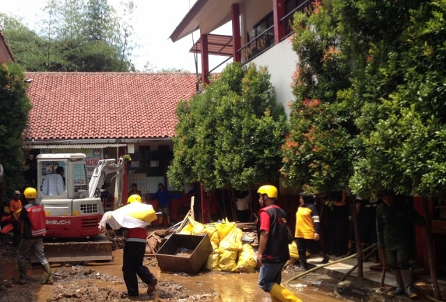 Foto: Cerita Murid SD yang Sekolahnya Dijebol Banjir (1)