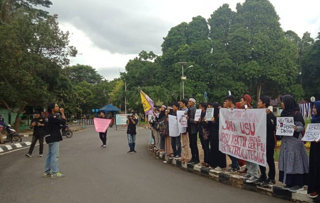Gelaran Aksi oleh Aliansi Pers Mahasiswa Lampung (APM-L) pada Minggu (31/3) di kampus Unila | foto: ist.