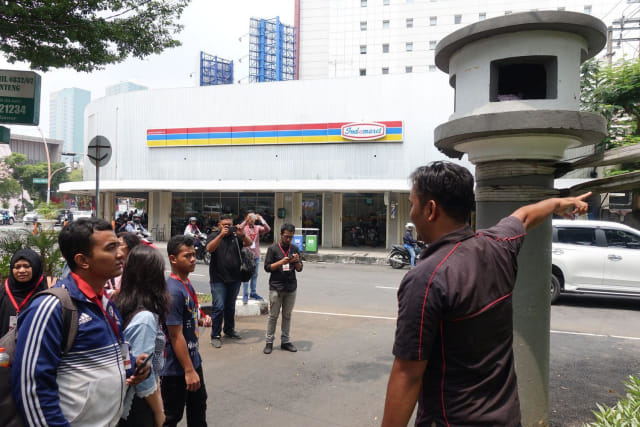 Peserta program Surabaya Heritage Track (SHT) sedang mengunjungi Radio Bekupon yang dulu dijadikan radio penyebar informasi kemerdekaan (2/1).