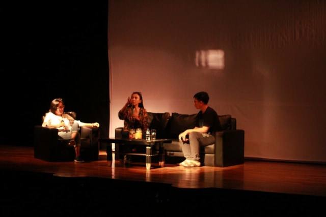 Ruth Marini bersama moderator Iin Mudmainah dalam acara dialog Semarak Hari Film Nasional 2019 di Gedung DKL, Way Halim | foto: Latifah Desti Lustikasari/Lampung Geh