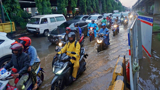Puluhan kendaraan melewati genangan air akibat hujan lebat di jalan DI Panjaitan. Foto: Irfan Adi Saputra/kumparan
