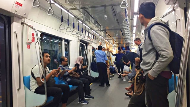 Suasana di dalam MRT. Foto: Lutfan Darmawan/kumparan