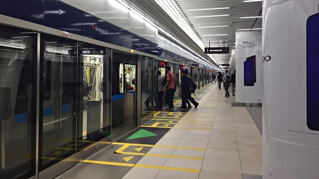 Suasana di sekitar stasiun MRT. Foto: Lutfan Darmawan/kumparan