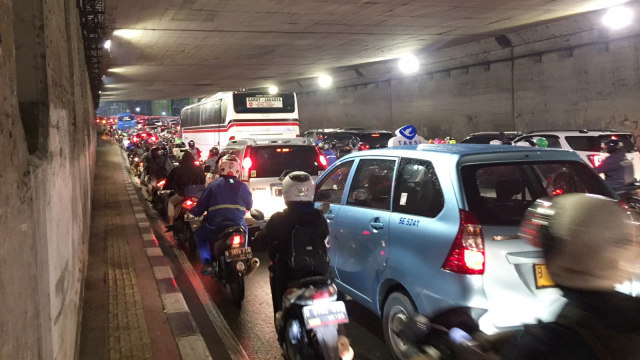 Kemacetan terpantau di terowongan Cawang, Jakarta Timur, Selasa (2/4). Foto: Andesta Herli Wijaya/kumparan