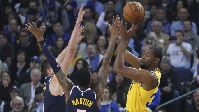 Pemain Golden State Warriors, Kevin Durant, dijaga oleh dua pemain Denver Nuggets. Foto: Kyle Terada-USA TODAY Sports via Reuters