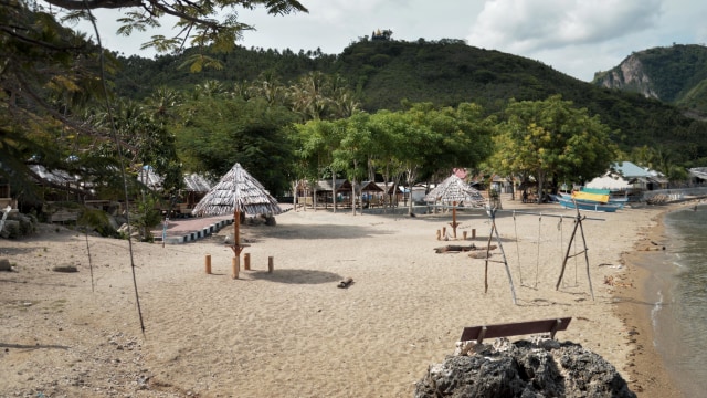 Pantai Dulanga terletak di Desa Bongo, Kecamatan Batudaa Pantai, Kabupaten Gorontalo, selain pasir putih, obyek wisata ini juga menawarkan keindahan pegunungan yang mengitari bibir pantai. (Foto : Tomy Pramono/banthayoid).