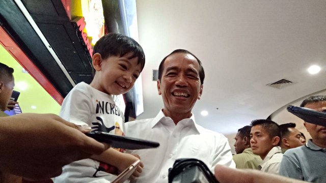 Cucu Presiden Jokowi, Jan Ethes ikut tertawa mengikuti Presiden Jokowi menjawab pertanyaan awak media. Foto: Kevin S Kurnianto/kumparan