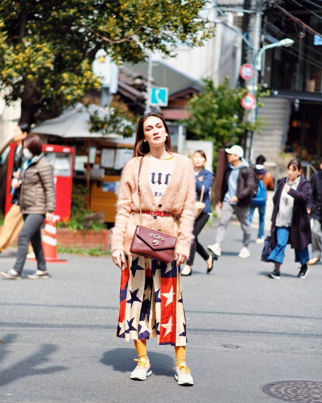 Luna Maya berpose di tengah ramainya orang di Daikanyama, Jepang. Foto: Instagram @lunamaya