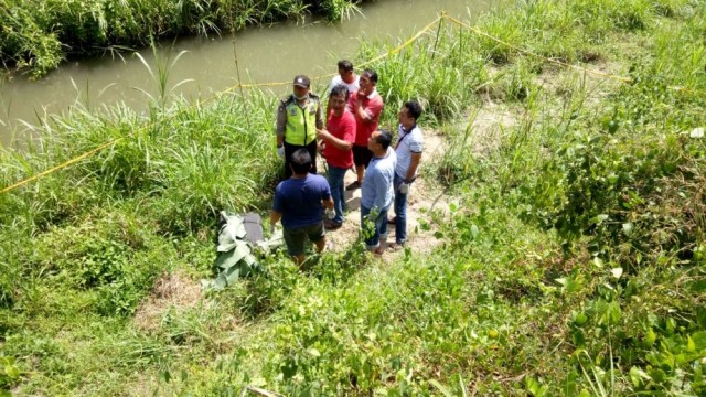 Mayat pria dalam koper gegerkan warga Blitar, Rabu (3/4). Foto: Jatim Now