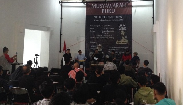 Bedah buku “Lelaki di Tengah Hujan: Novel Sejarah Gerakan Mahasiswa 98” yang ditulis Wenri Wanhar di Gedung Indonesia Menggugat, Bandung, Rabu (3/4). (Iman Herdiana)