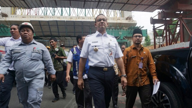 Gubernur DKI Jakarta, Anies Baswedan (tengah) meninjau titik banjir di Underpass Cawang, Jakarta, Kamis (4/4). Foto: Irfan Adi Saputra/kumparan