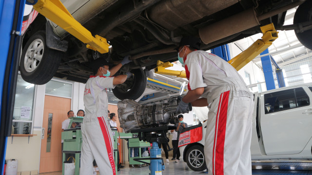 Ilustrasi servis transmisi. Foto: Ghulam Muhammad Nayazri/kumparanOTO