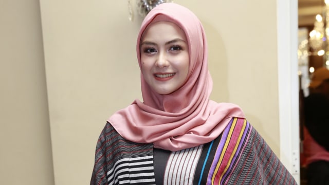 Artis Revalina S Temat saat menghadiri launcing lipstik di kawasan Menteng Jakarta Rabu (3/4). Foto: Ronny