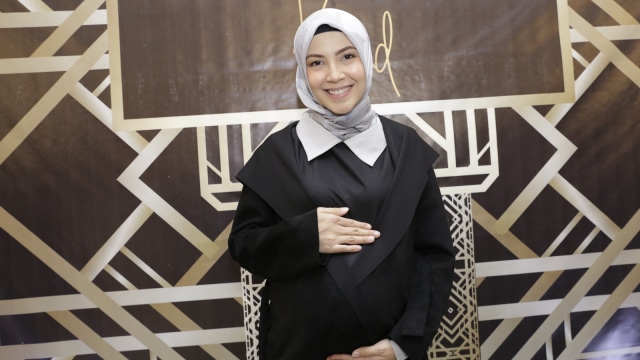 Artis Ratna Galih saat menghadiri launching lipstik di kawasan Menteng Jakarta Rabu (3/4). Foto: Ronny