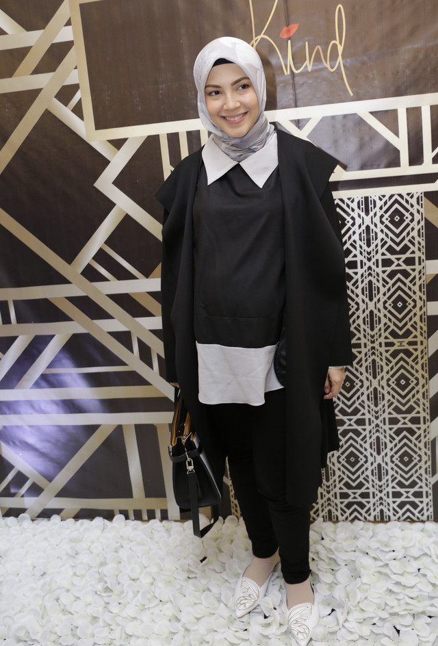 Artis Ratna Galih saat menghadiri launching lipstik di kawasan Menteng Jakarta Rabu (3/4). Foto: Ronny