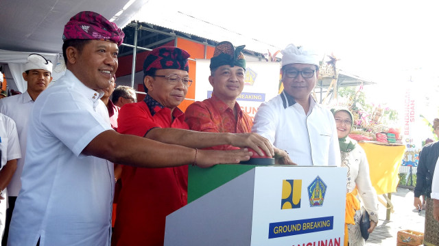 Gubernur Bali I Wayan Koster (kedua dari kiri) pada acara ground breaking proyek Bendungan Sidan di perbatasan Kabupaten Badung, Gianyar dan Bangli, Bali. Foto: Denita BR Matondang/kumparan