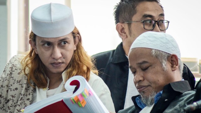 Terdakwa kasus dugaan penganiayaan terhadap remaja Bahar bin Smith (kiri) menjalani sidang lanjutan dengan agenda pemeriksaan saksi di Gedung Perpustakaan dan Kearsipan Kota Bandung, Jawa Barat, Kamis (4/4). Foto: ANTARA FOTO/Raisan Al Farisi