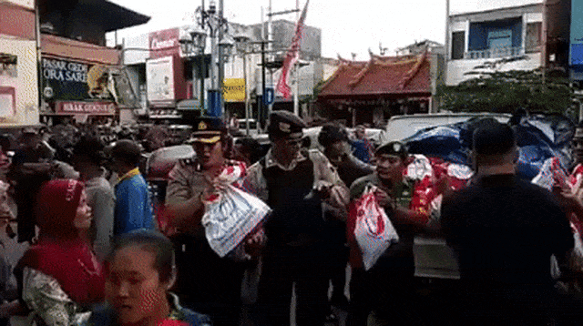 Video yang diunggah aku Instagram @sekilasinfo_ menuding Polri tidak netral saat membagi sembako di Pasar Gede, Solo. Foto: Dok. Istimewa