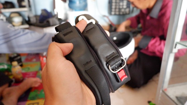Chin strap helm yang bisa diganti dengan baru Foto: Aditya Pratama Niagara/kumparanOTO