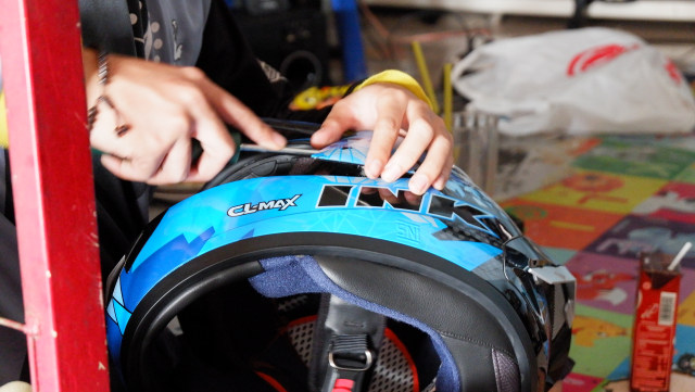 Reparasi helm full face Foto: Aditya Pratama Niagara/kumparanOTO