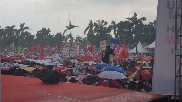 Kampanye Jokowi di Tegal Diguyur Hujan, Ribuan Pendukung Bertahan