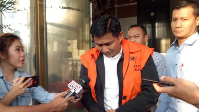 Politikus Golkar Bowo Sidik Pangarso usai diperiksa sebagai saksi perkara suap distribusi pupuk di gedung KPK, Jakarta, Kamis (4/4). Foto: Apriliandika Pratama/kumparan