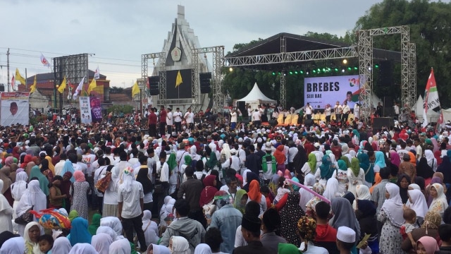 Capres 01 Joko Widodo menggelar kampanye di Alun-alun Brebes, Jawa Tengah, Kamis (4/4). Foto: Raga Imam/kumparan