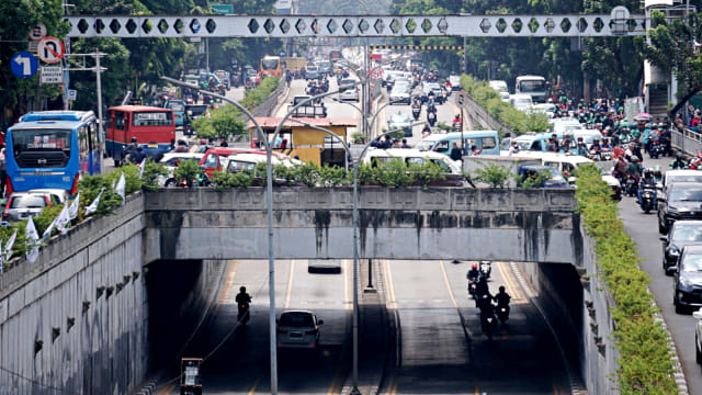 Kendaraan melintas di bawah JPO Pasar Minggu sebelum di revitalisasi. Foto: Iqbal Firdaus/kumparan