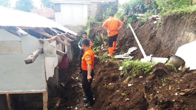 Satu rumah warga rusak berat akibat di timpa longsor di kawasan Bandung Barat (4/4). Foto: BPBD Bandung Barat