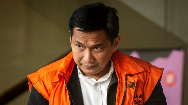 Tersangka kasus dugaan suap distribusi pupuk Bowo Sidik Pangarso bergegas usai menjalani pemeriksaan. Foto: Antara/Aprillio Akbar