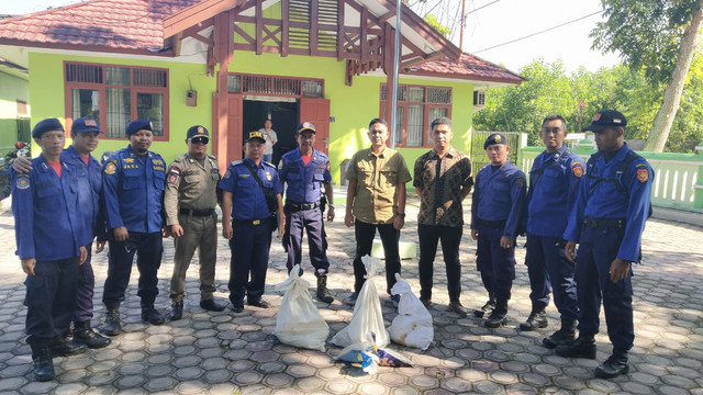 Tim Animal Rescue Damkar Kobar menyerahkan ular kepada SKW II BKSDA Kalteng (Foto: BKSDA Kalteng)