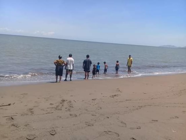 Wisatawan mengunjungi objek wisata Pantai Nangalili di Desa Nangalili, Kecamatan Lembor Selatan, Kabupaten Manggarai Barat.Foto oleh : florespedia/kumparan.
