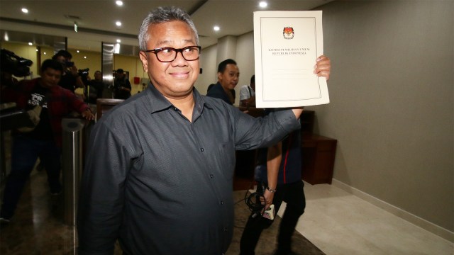 Ketua KPU Arief Budiman berjalan memasuki gedung saat akan melaporkan kasus hoaks ke Bareskrim Polri Foto: ANTARA FOTO/Rivan Awal Lingga