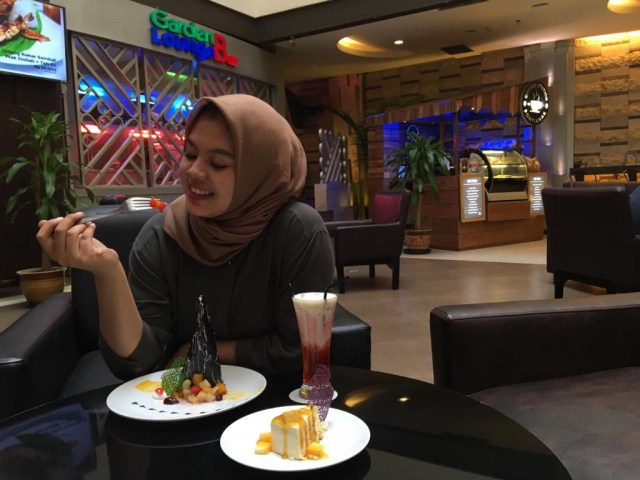 Float drink yang disajikan dengan dessert terbaru dari Hotel Aston Pontianak. Foto: Teri Bulat