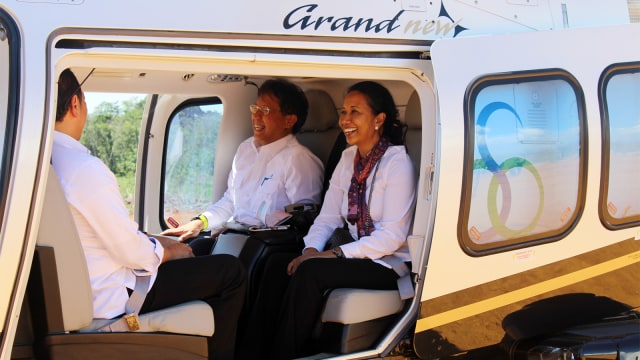 Menteri BUMN Rini Soemarno (kanan) berada di dalam helikopter. Foto: ANTARA FOTO/Jessica Helena Wuysang