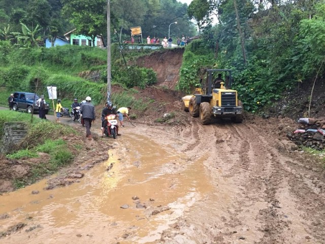 Longsor terjadi di tebing tepi Jalan Raya Desa Cilame, Kecamatan Kutawaringin, Kabupaten Bandung. (Dok. BPBD Kab Bandung)