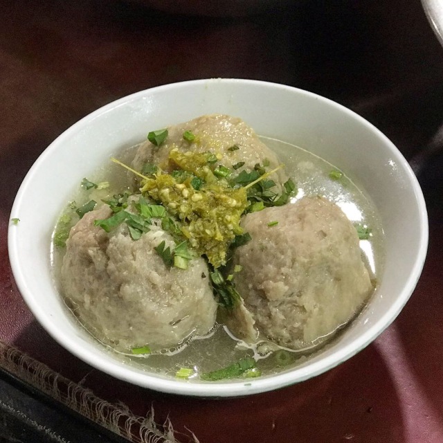 Seporsi ada tiga bakso, namun dua cukup mengenyangkan. Foto: Toshiko/kumparan