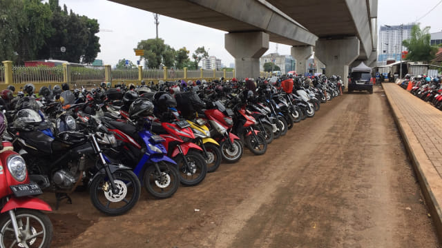 Suasana Park And Ride MRT Lebak Bulus. Foto: Ricky Febrian/kumparan