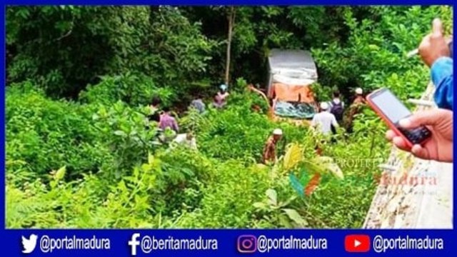 Situasi saat warga mencari korban yang hilang di Jalan Raya Ponjuk, Desa Pamaroh, Kecamatan Kadur, Pamekasan (Foto: Marzukiy)