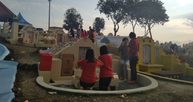 Umat Khonghucu sedang merayakan Cheng Beng (sembahyang kubur--red) di Pemakaman Sentosa Pangkalpinang, Jumat (5/4/2019).(foto:babelhits)