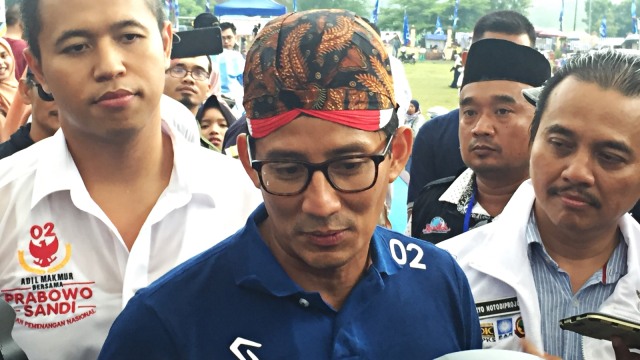 Calon Wakil Presiden nomor urut 02, Sandiaga Uno usai kampanye bertemu dengan awak media. Foto: Arfiansyah Panji Purnandaru/kumparan